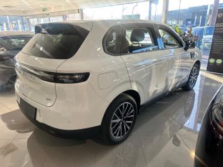 2026  Leapmotor B10 Design Hybrid EV Wagon (Light White) New Car Thumbnail